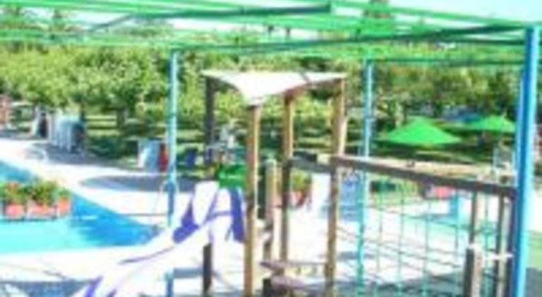 Lodge with barbeque, terrace & pool | Pets are welcome — photo 5