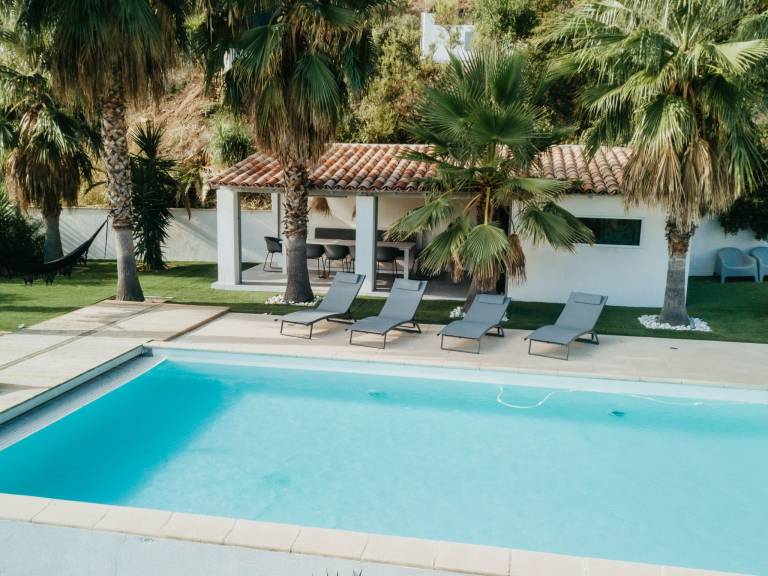 Vacation home with BBQ, private pool & garden — photo 5