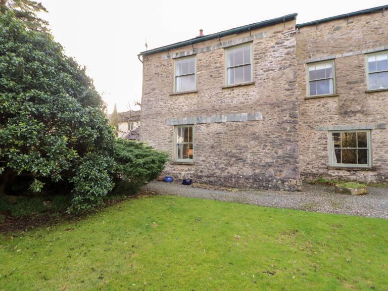 Cottage with garden — photo 2