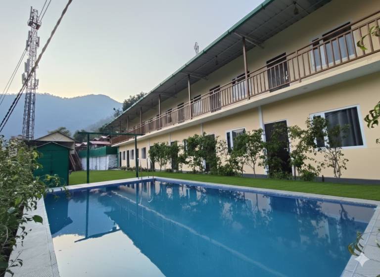 Bungalow with patio, pool & yard | Close to the beach | Pets are welcome in Tehri