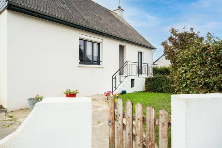 Vacation home with garden, BBQ & fast internet | Garden view in Dinan