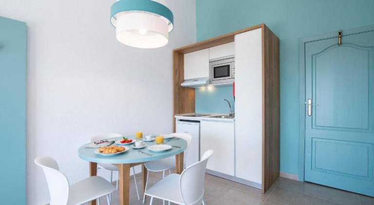 Serviced apartment with terrace, yard & pool — photo 4