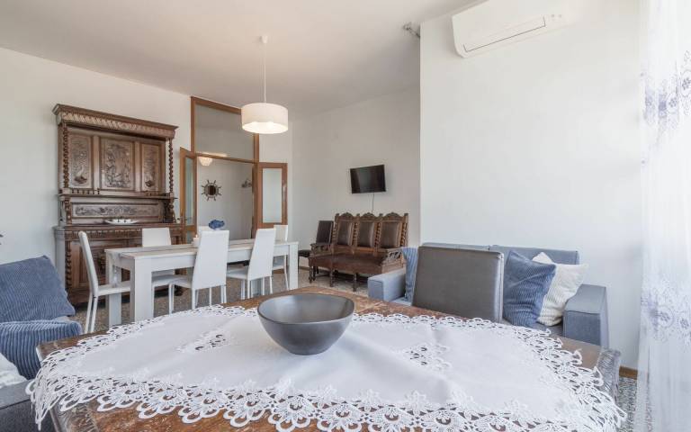 Rental apartment with patio — photo 4