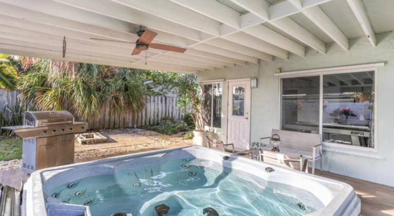 Beach Retreat Downtown Hot Tub — photo 4