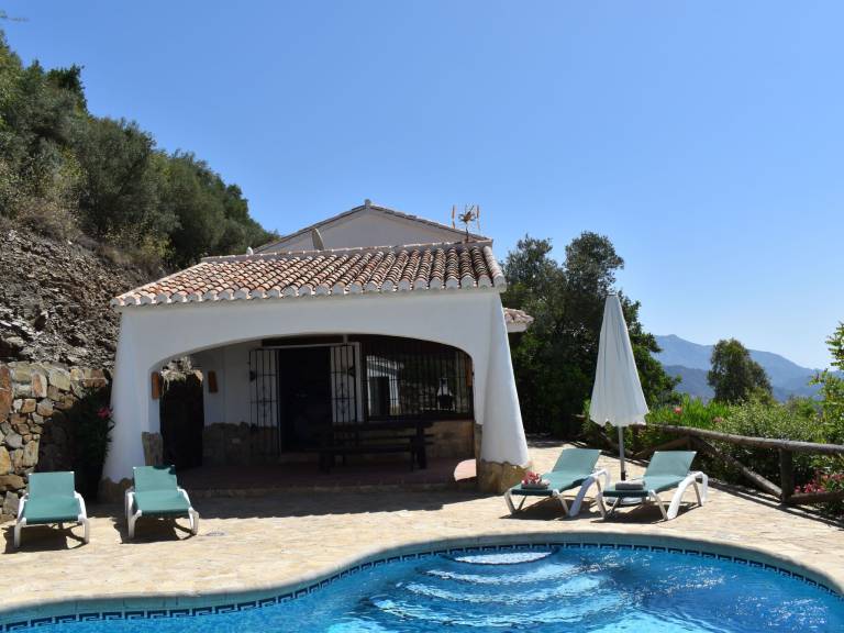 House with grill, private pool & patio | Pets allowed — photo 2