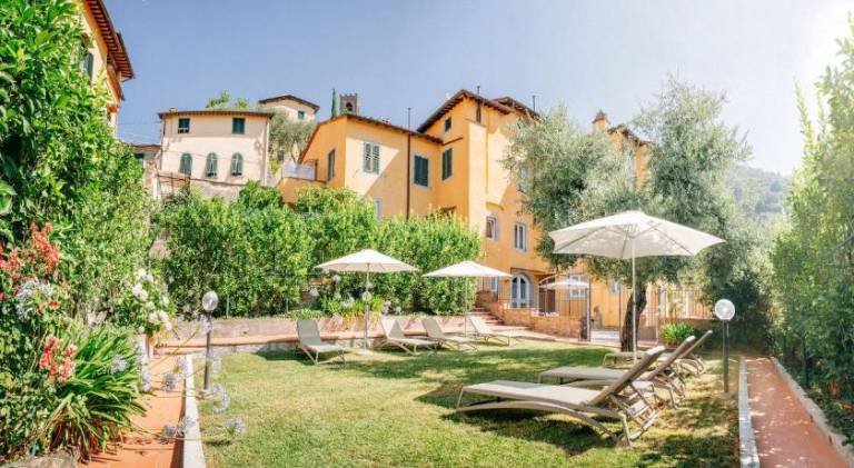 Vacation home with garden, jacuzzi & barbeque in Pistoia