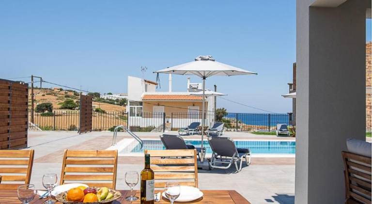 Villa with private pool, patio & yard — photo 4