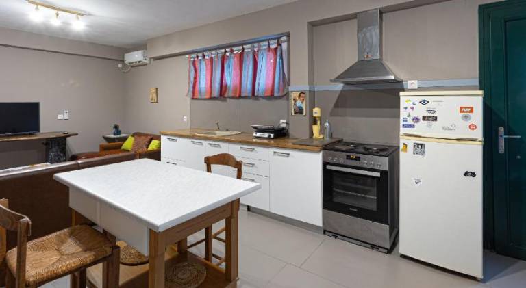 Rental apartment with yard, terrace & grill | Next to the beach | Good for workation | Pets allowed in Chios