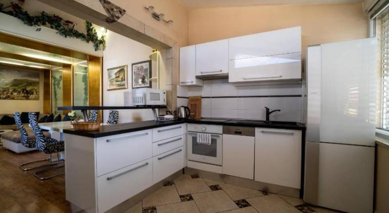 Apartment with garden — photo 4