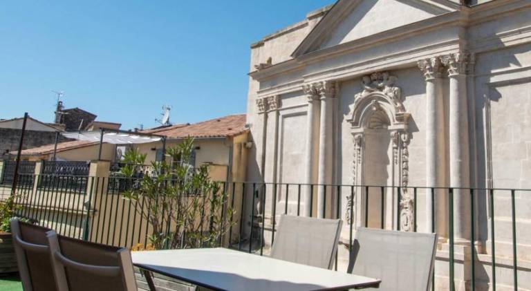 Apartment with patio in Arles