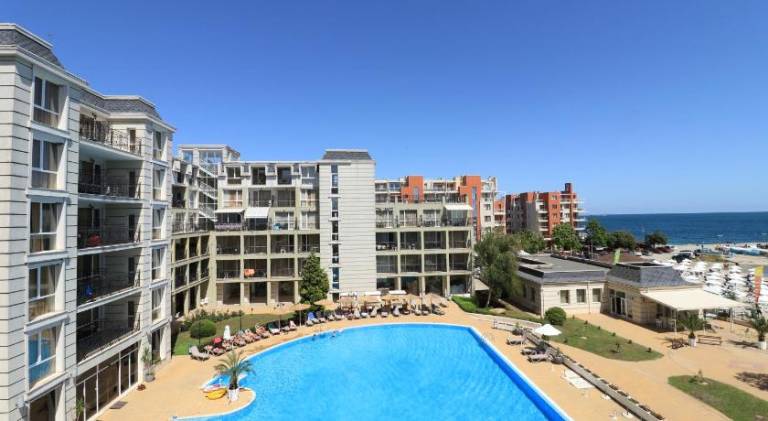 Holiday apartment with pool & garden in Pomorie