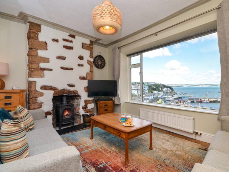 Fully equipped beautiful cottage with yard | Water view | Pets are welcome — photo 2