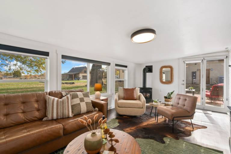 322 N Sunset St — photo 2