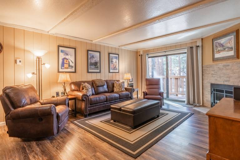 Children-friendly beautiful condo with jacuzzi, BBQ & pool | Mountain view | Close to the ski | Pet-friendly in Mammoth Lakes, CA