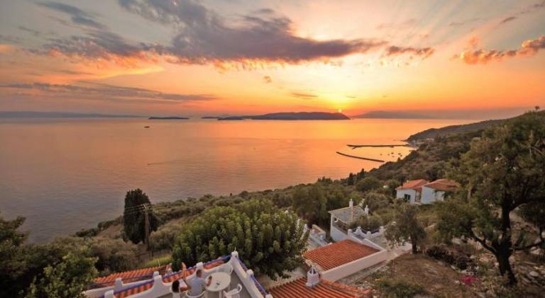 Family-oriented nice villa with terrace, barbeque & garden | Pets are welcome in Skopelos