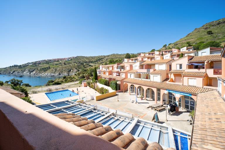 Family-oriented pleasant rental apartment with pool & patio | Sea view | Dogs allowed — photo 3