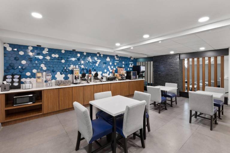 La Quinta Inn & Suites by Wyndham Houston Stafford Sugarland — photo 5