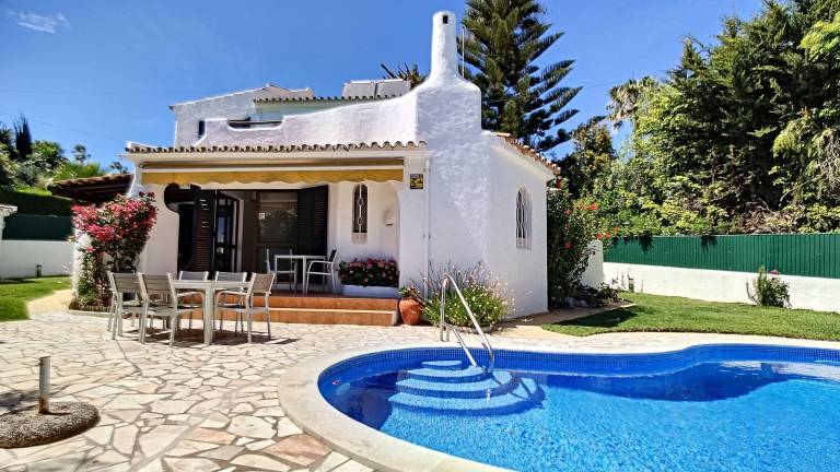 Pet-Friendly Beautiful Villa Palmeire Galé Beach with WiFi, Balcony, Garden, Terrace & Pool — photo 2