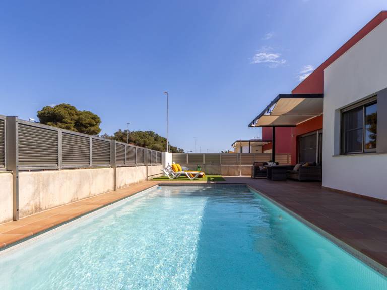 Family-friendly nice house with patio, BBQ & private pool | Good for workation | Pets allowed — photo 2