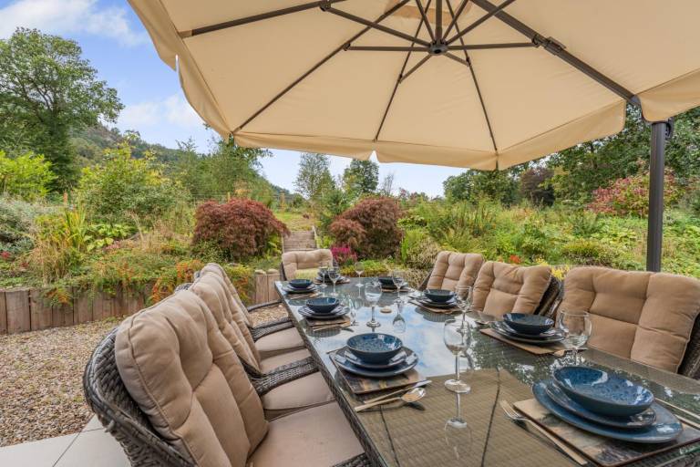 Family-friendly cottage with hot tub, BBQ & yard | Dogs allowed — photo 2