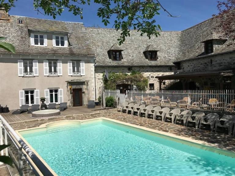 Family-oriented beautiful camping with terrace & pool | Dogs allowed in Rodez