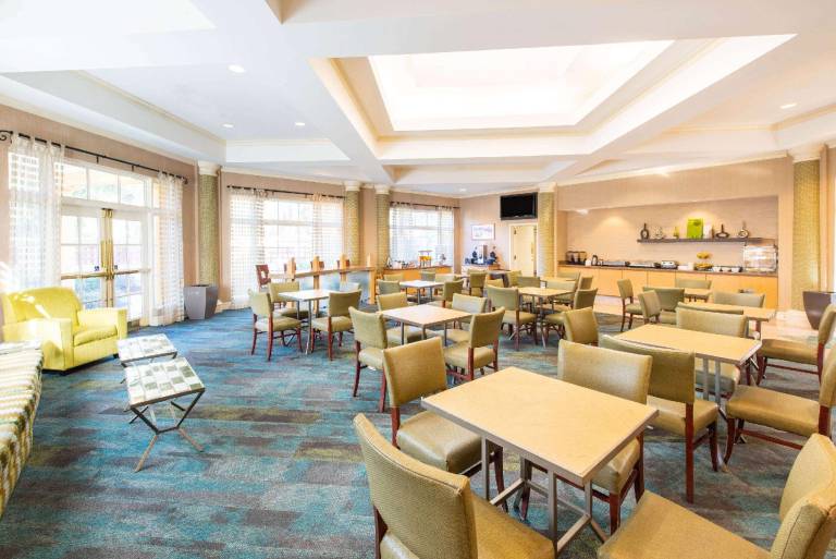 La Quinta Inn & Suites by Wyndham Tampa Brandon Regency Park — photo 2