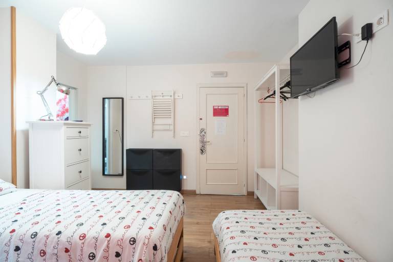Zimmer Habitaci&oacute;n Par&iacute;s mit Wi Fi