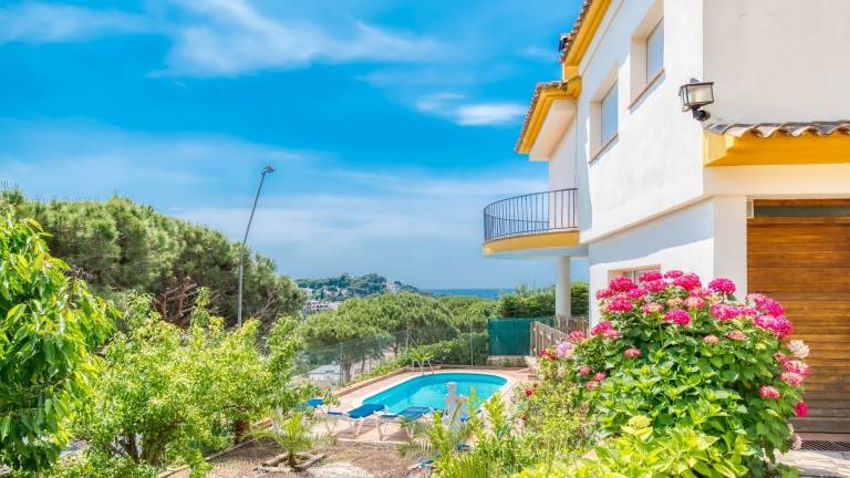 Villa "CostaCabana - Villa Valentina" with Pool, Garden and Wi-Fi in Lloret de Mar