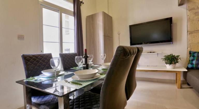 Charming Valletta 1 bedroom apartment off Republic Street sleeps 4 — photo 5