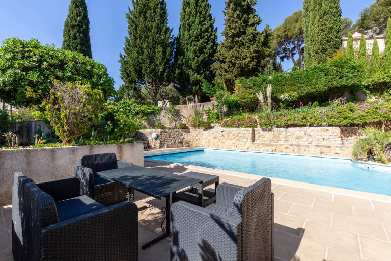 Holiday apartment with pool, garden & terrace — photo 2