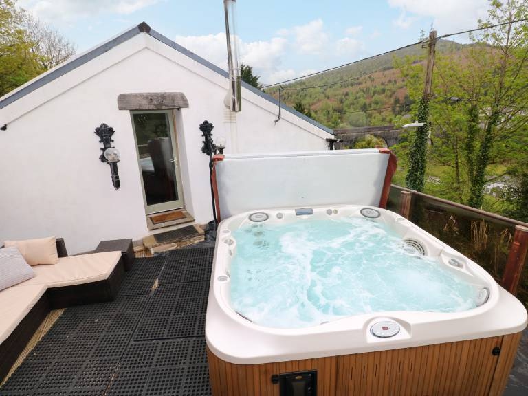 Cottage with garden & hot tub — photo 2