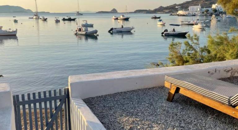 Holiday apartment with terrace & garden | Suitable for remote work in Milos