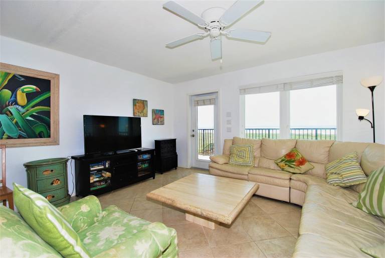 Condo with private pool — photo 3