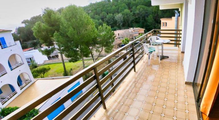 Holiday apartment with patio & pool — photo 4
