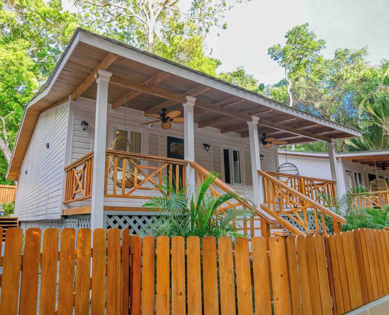 Villa  West End