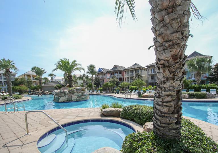 Vacation home with pool — photo 2