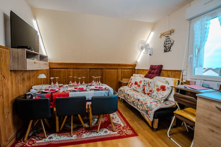 Apartment 'Courseulles Comme À La Maison' with Private Terrace and Wi-Fi — photo 2