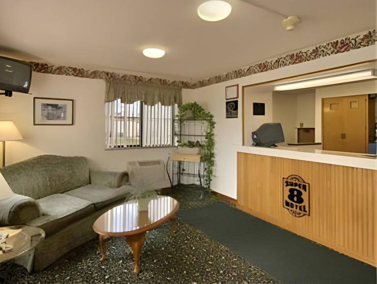 Super 8 By Wyndham Marietta — photo 3