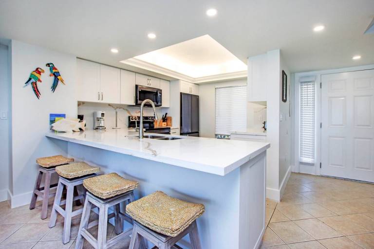 Condo with heated pool & barbeque | Water view — photo 5