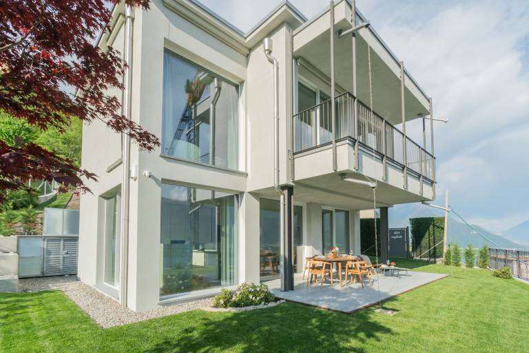 Family-oriented beautiful villa with yard, terrace & hot tub | Lake view | Dogs allowed in Gravedona