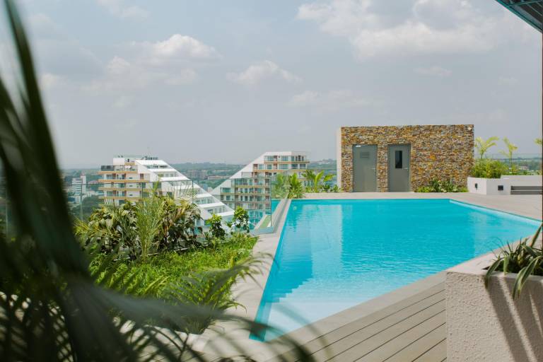 Serviced apartment with private pool, terrace & yard — photo 3
