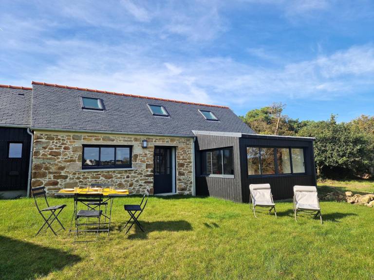 Holiday Home in Plougasnou near Guerzit Beach in Morlaix