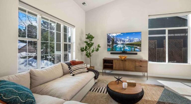 The Rock Trail House+Renovated+Modern+Fireplace+EV+Nice Yard — photo 2