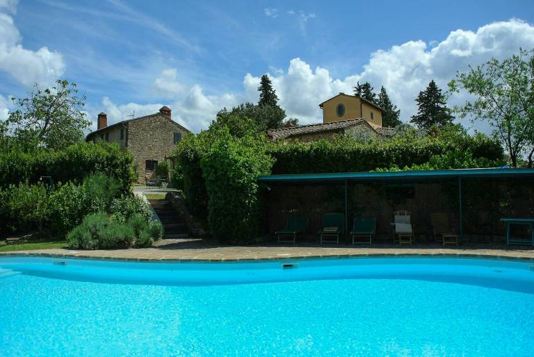 Familienorientiertes weiträumiges Ferienhaus mit Pool, Terrasse und Whirlpool
