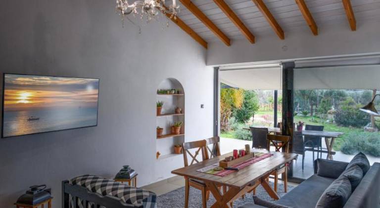 Holiday apartment with BBQ, patio & private pool — photo 3