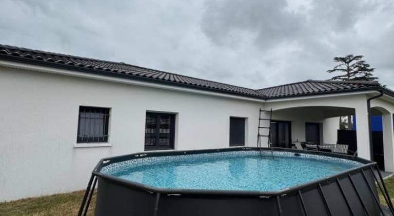 Villa with pool — photo 4