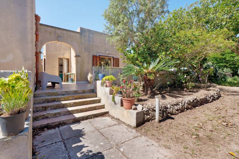 Villa with BBQ, yard & fast internet | Garden view | Next to the beach | Good for workation | Dogs allowed in Favignana