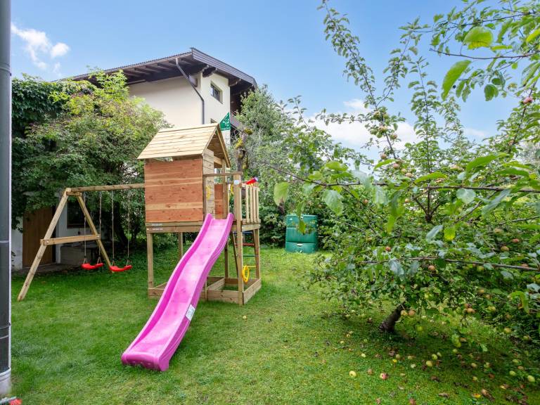 Holiday apartment with garden & patio — photo 3
