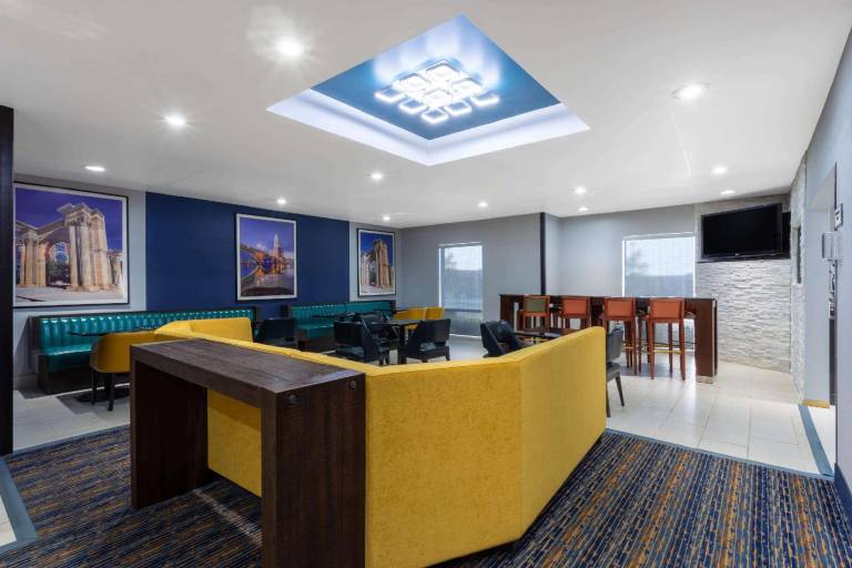 La Quinta Inn & Suites by Wyndham Columbus West - Hilliard — photo 5