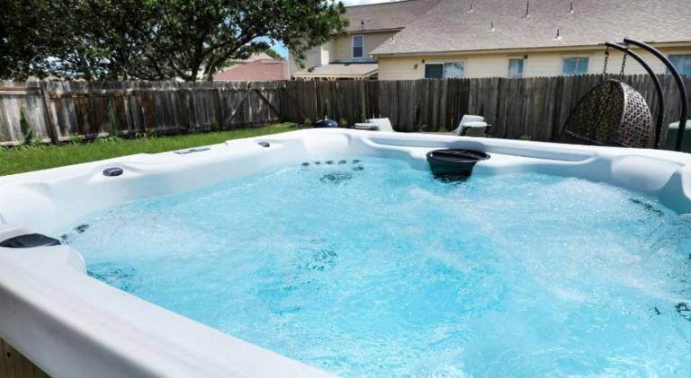 House with barbecue, garden & jacuzzi in San Antonio, TX